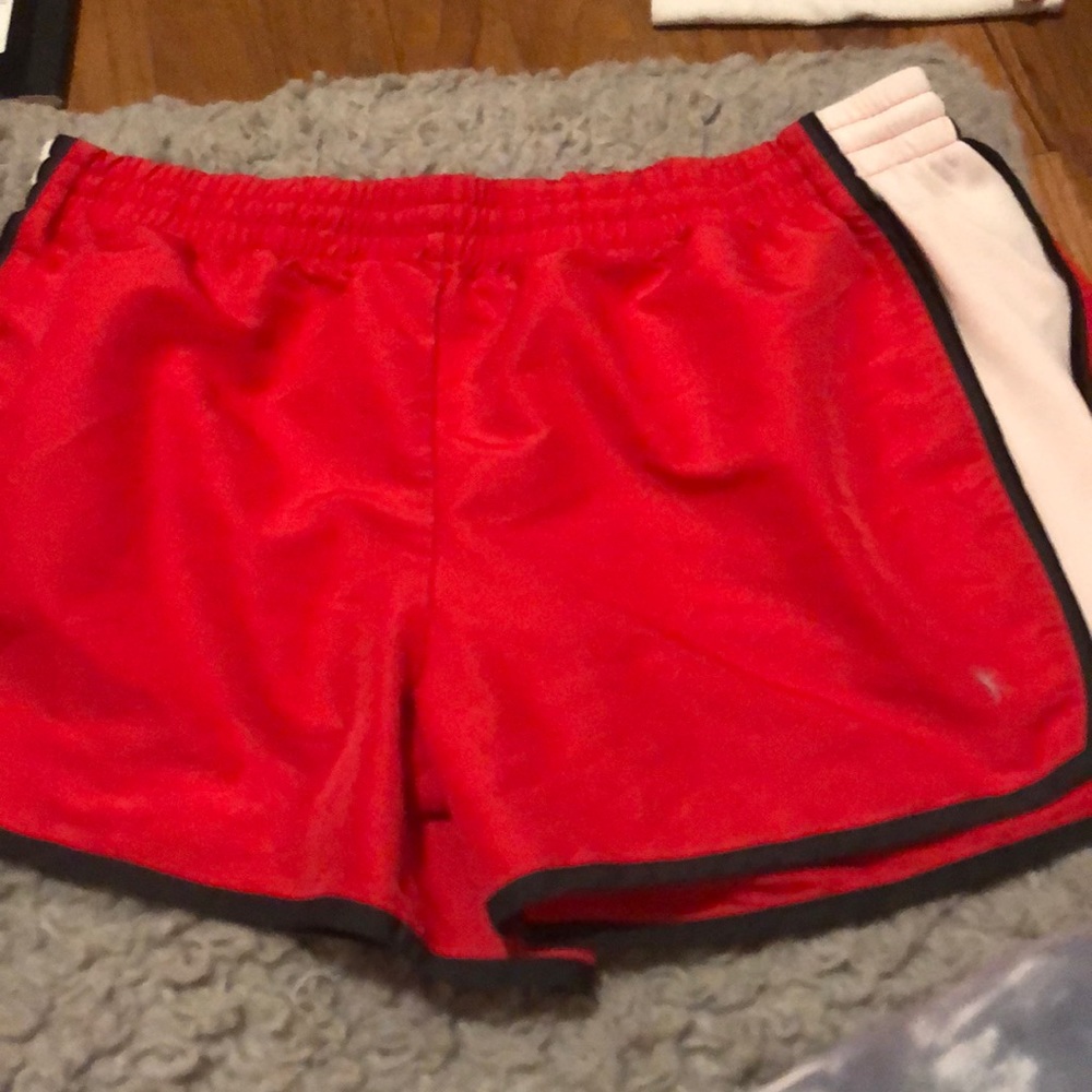 Red short